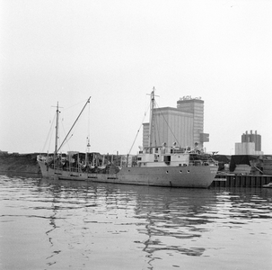 849443 Afbeelding van het vrachtschip Dongeborg in de Protonhaven bij houthandel Jongeneel op het industrieterrein Lage ...